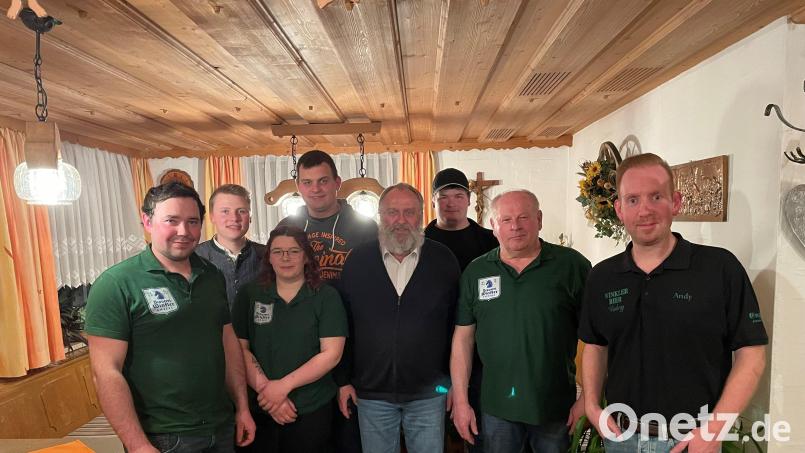 Die Unterammerthaler Kirwagemeinschaft wählt einen neuen Vorstand (von links): der neue Vorsitzende Martin Weiß und sein Vorgänger Moritz Koberstein, Julia Weiß, Felix Ehbauer, Anton Peter, Fabian Wismeth, Günter Koller und Andreas Götz. Bild: Christoph Scheibel/exb