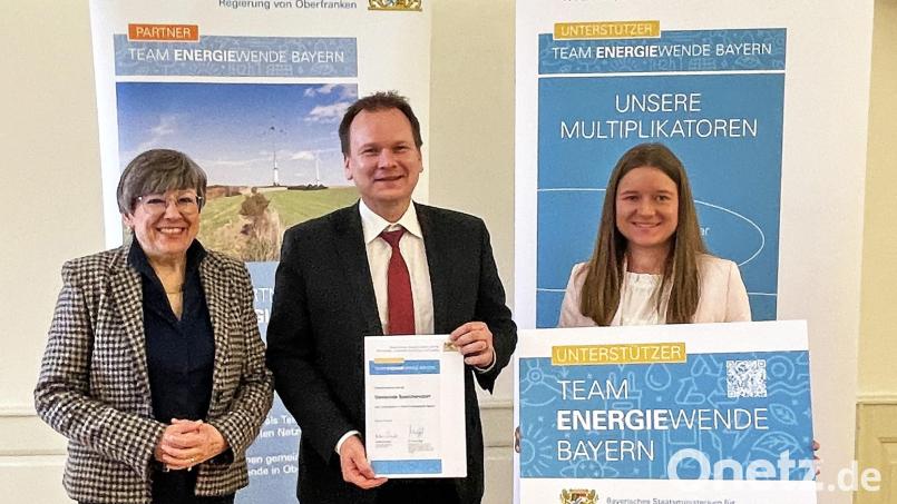 Regierungspräsidentin Heidrun Piwernetz übergab die Urkunde an Bürgermeister Christian Porsch und seine Mitarbeiterin Romy Christl (von links). Bild: Alexander Wagner/Regierung von Oberfranken/exb