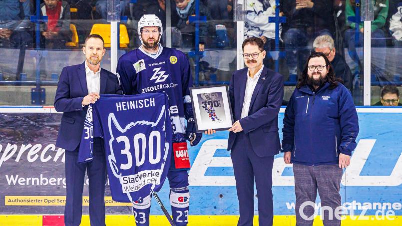 Martin Heinisch wurde für 300 Spiele im Trikot der Blue Devils geehrt (von links): Sportlicher Leiter Jürgen Rumrich, Martin Heinisch, Geschäftsführer Franz Vodermeier und Pressesprecher Christian Kaminsky. Bild: Werner Moller
