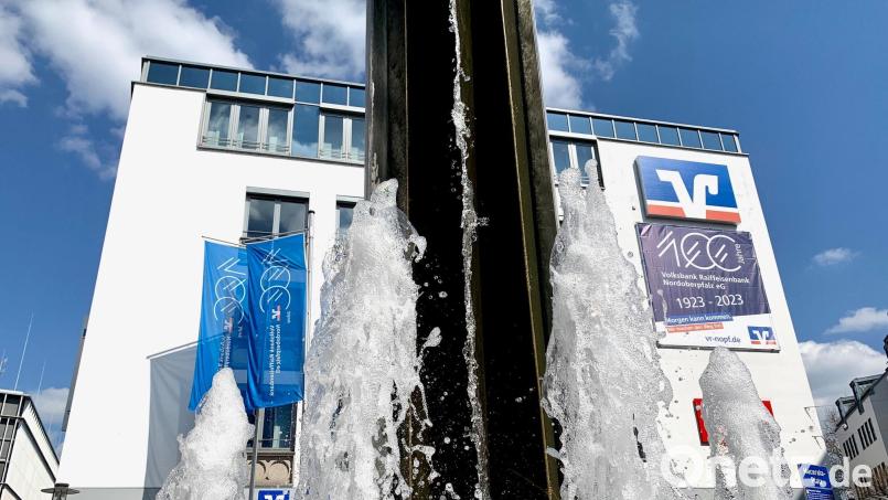 100 Jahre – und noch immer flüssig: Die Volksbank Raiffeisenbank Nordoberpfalz eG – hier die Zentrale am Macerata-Platz in Weiden – feiert heuer Jubiläum. Bild: Gabi Schönberger