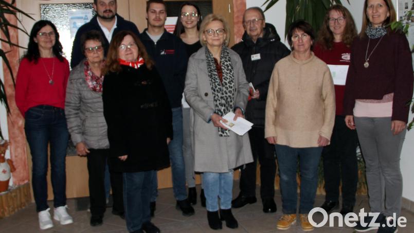 Das Krapfenbackteam spendet den gesamten Erlös an Institutionen in der Region. Bild: lep