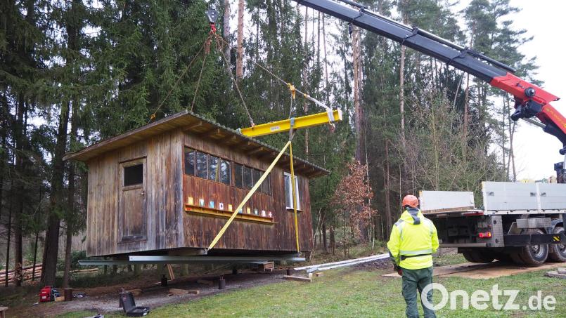Umsetzung des Bienenhauses. Die Bienen mussten zwischenzeitlich ausquartiert werden und müssen sich nun an den neuen Standort gewöhnen. Bild: mue