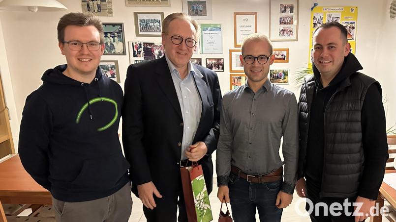 Dennis Stangl (links) und Martin Grassmann (rechts) zeichneten Joachim Baranek (Zweiter von links) und Alexander Baranek (Zweiter von rechts) für ihre langjährige Treue aus. Bild: Cordula Strupf-Daub/exb