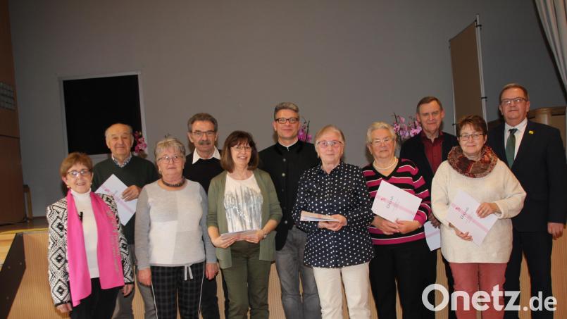 Hermine Knauer (links), Sprecherin der KAB Ammersricht, verabschiedete Helga Schwab (Dritte von links) und ehrte die langjährigen Mitglieder Willi Herdegen, Bernhard Hausmann, Sibylle Hausmann, Annemarie Schafbauer, Anneliese Meier, Wolfgang Weigl und Antonia Weigl. Pfarrer Michael Jakob (Mitte) und Bürgermeister Martin Preuß. (rechts) gratulierten. Bild: ads
