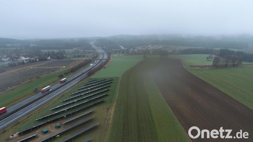 Die Erweiterung der Freiflächen-Photovoltaikanlage schließt sich am oberen Rand der bestehenden Anlage an und wird auf der hier grünen Fläche errichtet. Bild: bey