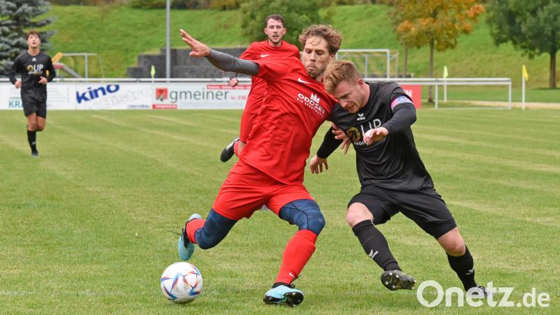 Szene aus dem Spiel FC Tirschenreuth (rechts Bastian Popp) gegen ASV Waldsassen (links Florian Burger), das die Kreisstädter mit 5:1 gewannen. Am Donnerstag bestreiten beide Teams Nachholspiele: Der FC empfängt Selb II, der ASV die Sportfreunde Kondrau. Archivbild: Gebert