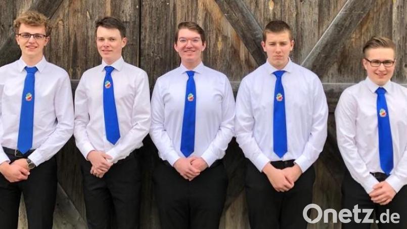 Sie führen den Katholischen Burschenverein Aschach in den nächsten drei Jahren an (von links): Felix Schäffer, Luca Püschl, Vorsitzender Thorsten Wallner, Jakob Schäffer und Nico Simon. Bild: sche
