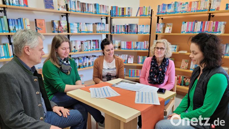 Im Gespräch (von links) Bürgermeister Thomas Meiler, Heike Wolf, Diana Bock, Gabriele Fliegenbauer von der Landesfachstelle und Pamela Wünsche Bild: Frauenreuther, Margit [fmt]