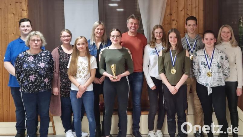 Die Preisverleihung des Osterpokalturniers des Sportkegelclubs Blau-Weiß Moosbach nahm Vorsitzender Philipp Grötsch (links) vor. Er gratulierte und dankte allen Teilnehmern. Bild: gi