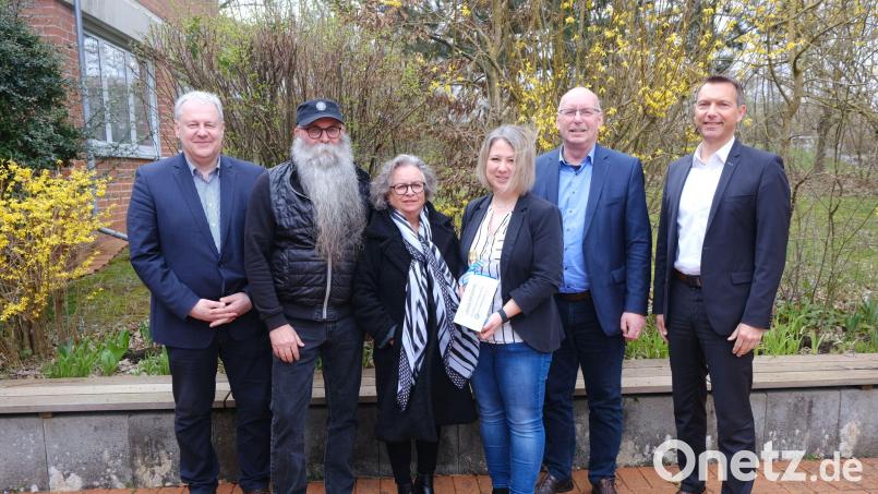 Ein Ostergeschenk in Form einer 3000-Euro-Spende gab es für die Bewohner der Jura-Wohnstätten (von links): Schirmherr Landrat Richard Reisinger, Willi und Lisa Preuß, Wohnheim-Geschäftsführerin Caroline Pirner sowie die beiden Vorsitzenden der Lebenshilfe, Eduard Freisinger und Bernhard Vahle. Bild: usc