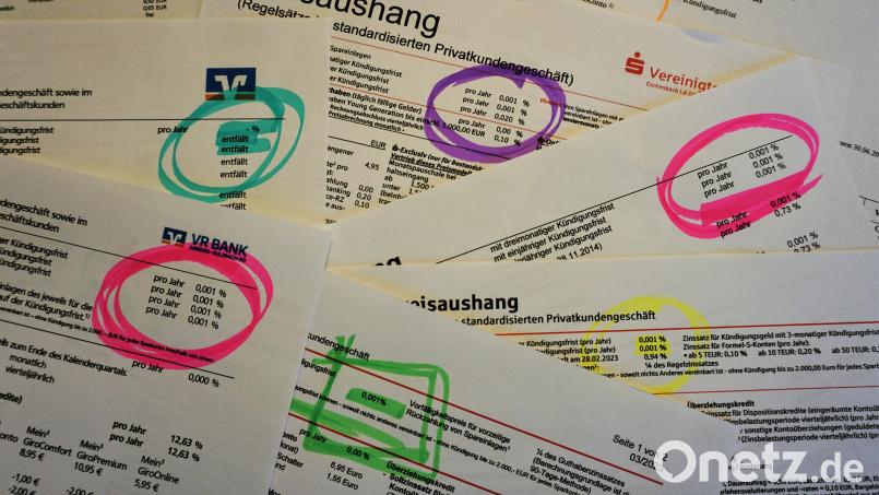 Zwischen 0,000 und 0,001 Prozent: Die Zinsen auf Sparkonten oder Tagesgeld von regionalen Banken laut deren Preisaushängen. Bild: jut