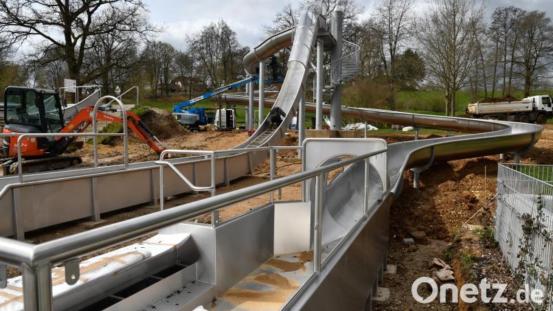 Der Rutschenhügel (im Bild die steile Freefall- und die Röhrenrutsche) ist das neue Alleinstellungsmerkmal des Waldbads – aber wohl erst ab Mai im Betrieb. Wegen der starken Regenfälle haben sich die Arbeiten verzögert, Badegäste müssen die ersten Wochen noch mit parallel laufender Bautätigkeit rechnen. Bild: Petra Hartl