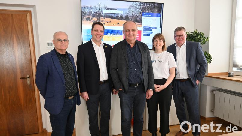 SAM, den Chatbot der Stadt Amberg, stellten (von links) Josef Singer (Leiter der Stabsstelle Zentrale Dienste), Martin Schafbauer (Leiter Einwohneramt), Markus Willecke (IT-Abteilung), Marie Hartz (viind GmbH), Oberbürgermeister Michael Cerny, vor. Im Hintergrund auf dem Bildschirm ist SAM zu sehen. Bild: Thomas Graml, Stadt Amberg/exb