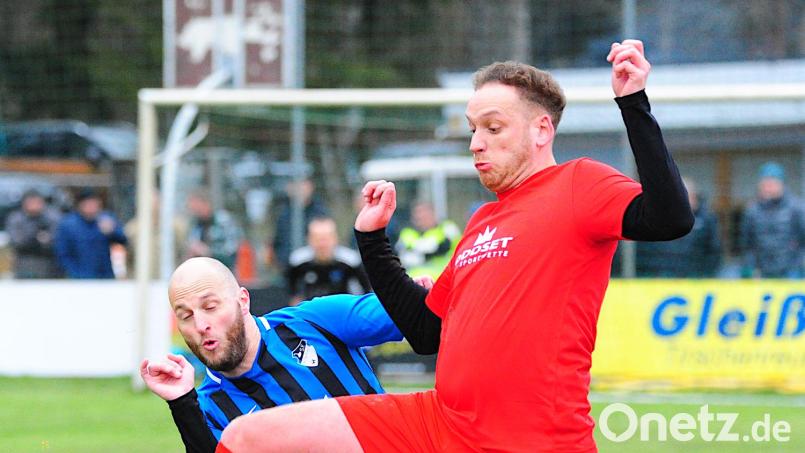 Der ASV Waldsassen (rechts Christian Blay) besiegte die Sportfreunde Kondrau (links Spielertrainer Jakub Ryba) mit 3:0. Bild: Thomas Schrems