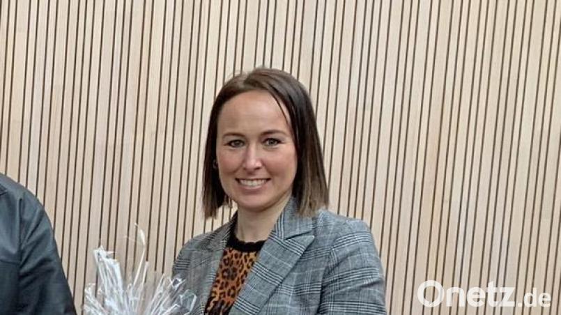 Personalleiterin Christine Rank (links), Vorsitzender Franz Grabinger (Zweiter von links) und Geschäftsstellenleiterin Kathrin Schwarz (rechts) gratulierten Richard Setzer (Zweiter von rechts) zum Dienstjubiläum. Bild: Tobias Reitmeier/exb