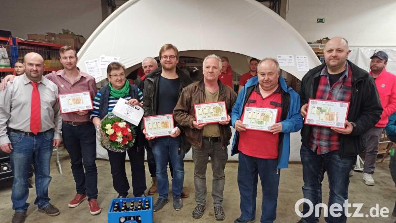 Fanclub-Vorsitzender Markus Kleber (von links) gratulierte Marktmeister Fabian Wild, bester Kartendame Hildegard Schmidbauer, dem Trostpreisgewinner Roland Schaffhauser (dahinter), dem Dritten Michael Wittmann, dem Erstplatzierten Kurt Bauer, dem Zweiten Roland Rauch und dem Vierten Stefan Kellner zu ihren Preisen. Gleichzeitig dankte er Thomas Bösl (hinten, rechts) vom Tannenhof für die zur Verfügung gestellte Halle. Bild: gz