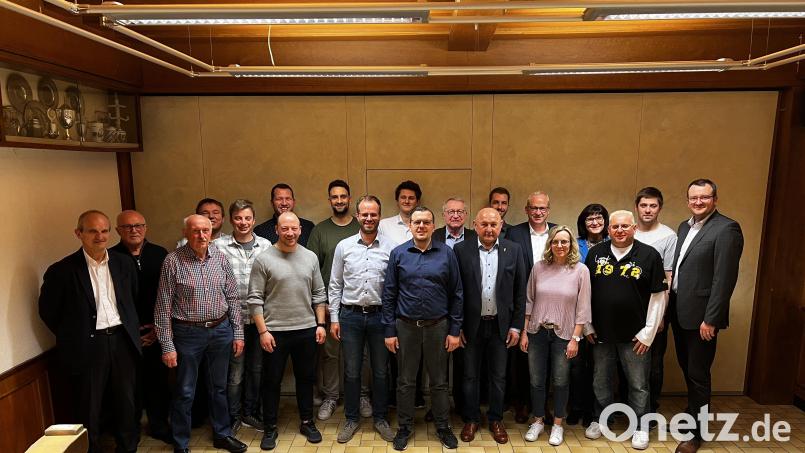 Der CSU-Ortsverband Hahnbach wählt einen neuen Vorstand mit Vorsitzendem Georg Götz (vordere Reihe, Vierter von links) an der Spitze. Bild: Martin Weiß/exb