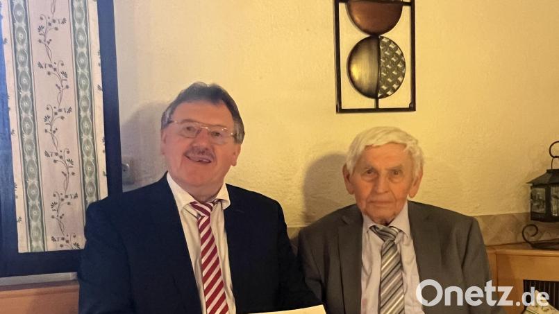 Bürgermeister Hans-Martin Schertl (links) gratuliert Johann Weiß zum 90. Geburtstag. Bild: Stefanie Gradl