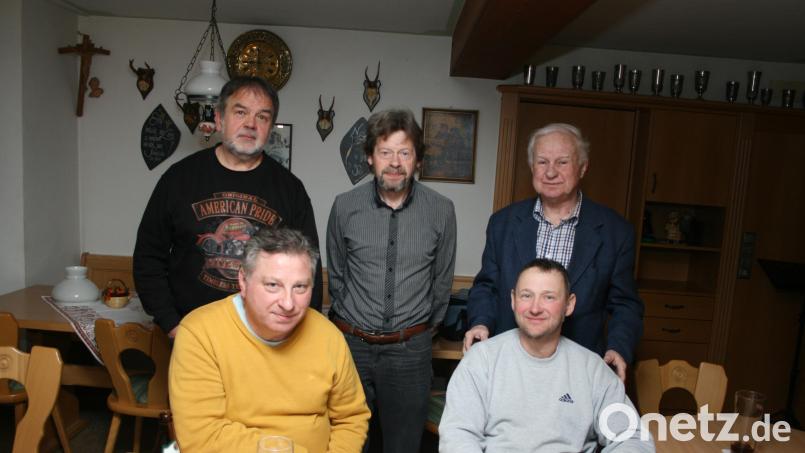 Franz Dietz, Manuel Zeitler (vorne, von links, Dieter Heidler, Bernhard Stilp und Klaus-Peter Rohrer (hinten, von links) wollen das Vereinsleben der Krieger- und Soldatenkameradschaft wiederbeleben. Bild: roh