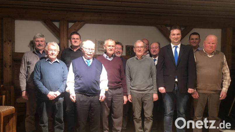 Die neugewählte Vorstandsriege des Männervereins in Kastl stellte sich zu einem Erinnerungsbild. Neuer Vorsitzender ist Markus Schreyer (Dritter von rechts). Bild: rpp