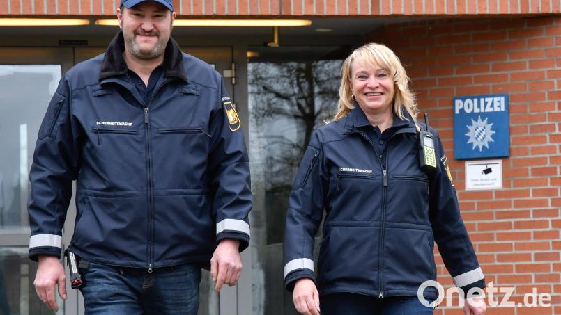 Uwe Müller ist beruflich Hausmeister bei der Polizeiinspektion Amberg, seine Kollegin Doris Schmalzl arbeitet dort als Angestellte. Nach Feierabend sind die beiden ehrenamtlich als Sicherheitswacht in Amberg unterwegs. Bild: Petra Hartl