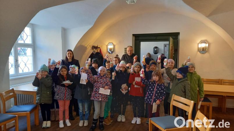 Die Legio Mariens und der Klosterladen in Tirschenreuth luden Kinder in der Karwoche zum Osterkerzen basteln ein. Bild: Irmgard Meißner/exb