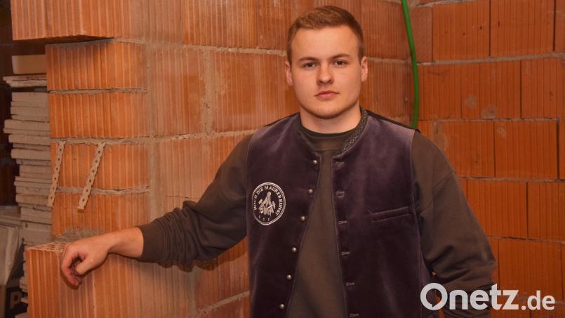 Mit Stolz trägt Nico Schwabl sein "Maurer-Jackerl", auf dem "Hoch die Maurerkunst" zu lesen ist. Sein Projekt nach der Meisterprüfung ist der Ausbau seiner Wohnung im elterlichen Haus. Dort hat er schon die eine oder andere Trennwand aufgesetzt. Bild: fz