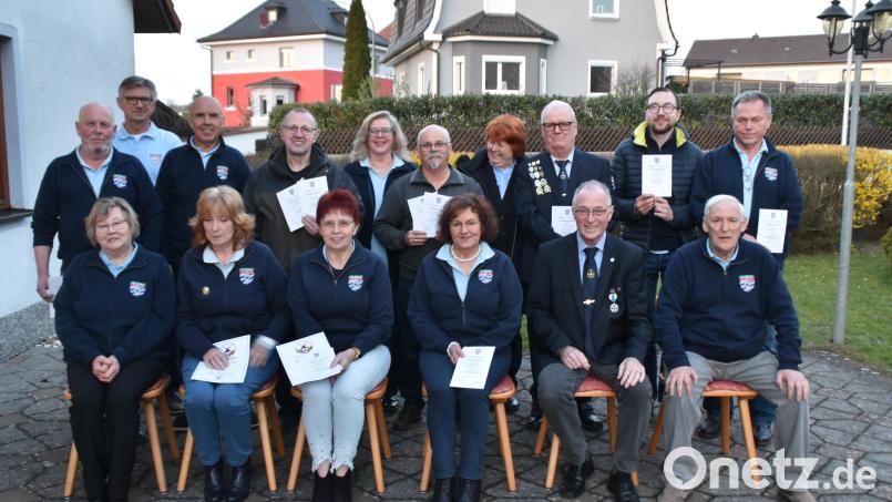 Schießwart Bernhard Kellner (vorne rechts) zeichnet die besten Schützinnen und Schützen starken 7er-Kameradschaft aus. Bild: hcz