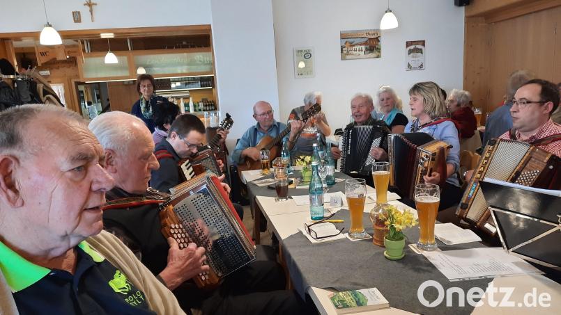 Ein Musikant fängt zu Spielen an, und nacheinander setzen alle anderen ein, natürlich ohne Noten. Das war das „Geheimnis“ des Volksmusik-Orchesters beim Wirtshaussingen in Kötzersdorf. Bild: jzk