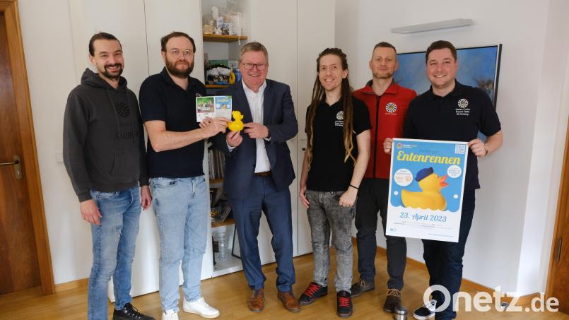 Vorstandsmitglieder von Round Table 69 Amberg haben Oberbürgermeister Michael Cerny die Schirmherrn-Rennente mit der Startnummer 1 überreicht (von links): Manuel Werthner, Präsident Thomas Andraschko, Michael Cerny, Julian Ellmaier, Michael Golinski und Stefan Fuchs. Bild: usc