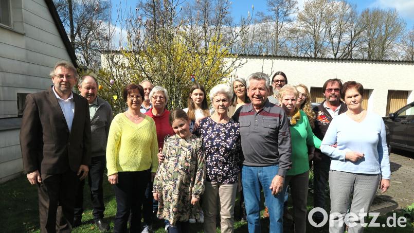 Zweiter Bürgermeister Hermann Schraml (links) sowie Verwandte und Bekannte gratulierten Erika Piontek (vorne mit Ehemann Günter und Enkeltochter Karla) zu ihrem 80. Geburtstag. Bild: jzk