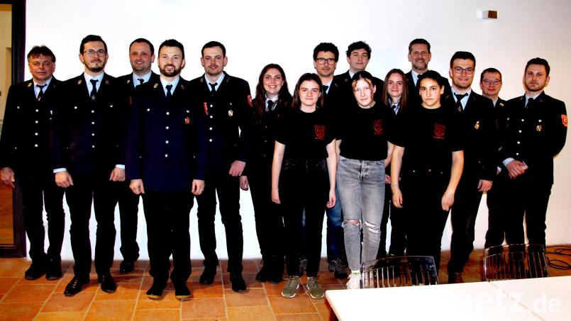 Der neue Vorsitzende Stephan Röthenbacher (Zweiter von links), Jubilar Reiner Steger (links), Kommandant Richard Pilhofer (Dritter von links) und die geehrten Jugendlichen zusammen mit Bürgermeister Roman Berr (Fünfter von rechts), Jugendwart Stefan Pesel (Siebter von rechts), dem scheidenden Vorsitzenden Dominik Fiegel (Achter von rechts) und Kreisbrandmeister Christian Meyer (Zweiter von rechts). Bild: ds