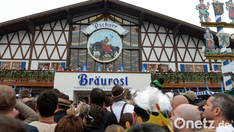 Viele Gäste stehen auf dem Oktoberfest vor dem Eingang des Festzelts „Das Bräurosl“. Archivbild: Felix Hörhager