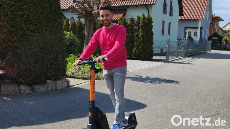 Seit dem 24. März gibt es Leih-Elektroroller in Schwandorf. Man kann sie nutzen, um von A nach B zu kommen, man kann aber auch einfach aus Spaß an der Freude mit ihnen fahren. Kostenpflichtig ist beides. Bild: Thomas Dobler