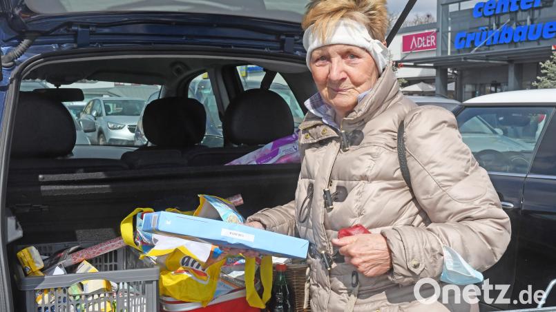 Auf dem Parkplatz fühlt sich Gerti Ahne auch ohne Mund-Nase-Schutz sicher. Im Laden trägt sie eine OP-Maske. Bild: Gabi Schönberger