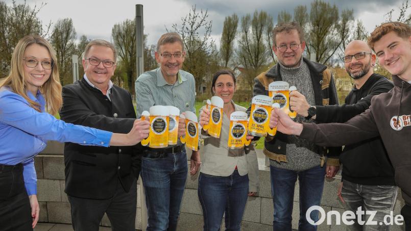 Prost, auf das Amberger Bierfest. Von links: ACC-Geschäftsführerin Erika Sauerwein, Bürgermeister Martin Preuß, Kulturamtsleiter Reiner Volkert, Cosima Frey vom Kulturamt, Martin Sterk (Brauerei Sterk), Dirk Scheffel (Schloderer) und Xaver Bruckmüller (Brauerei Bruckmüller). Bild: Wolfgang Steinbacher