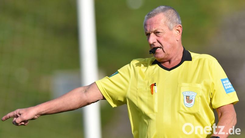 Willi Hirsch, Schiedsrichter-Obmann im Kreis Amberg/Weiden, pfeift seit Jahrzehnten Fußballspiele. Er hofft, dass die ab 1. Juli 2023 höheren Spesensätze das Hobby Schiedsrichter wieder attraktiver machen. Bild: Alfred Schwarzmeier