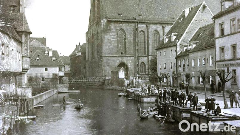 Blick auf die Schiffgasse in Amberg um 1900. Deutlich sind die hölzernen Fischkästen in der Vils zu erkennen, in denen die Fischhändler nach dem Abfischen der Weiher ihre Ware aufbewahrt haben. Zu sehen sind auch die hölzernen Kähne, mit denen die Fischer ihrer Arbeit nachgingen oder die sich junge Leute mieteten, um auf der Vils zu fahren. Bild: Stadtarchiv Amberg / exb