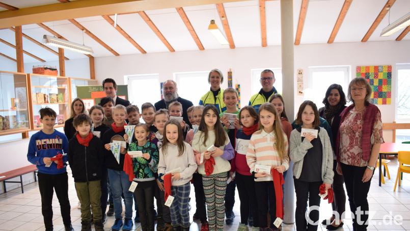 Radfahrprüfung bestanden: Lehrerin Ingrid Lommer (vorne, von rechts) und Rektorin Andrea Konrad sind stolz auf die Viertklässler. Auch (hinten von rechts) Markus Neumeyer und Saskia Ram-Höcherl von der Polizei sowie Bürgermeister Anton Peter gratulieren. Bild: oe