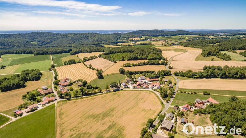 Zwischen Littenhof und Schleißdorf wird ein neuer Funkmast gebaut. Das Luftbild zeigt Littenhof im Vordergrund sowie Schleißdorf und Ellersdorf im Hintergrund. Der Mast wird im Waldgebiet im Bild oben rechts errichtet. Bild: Martin Janz/exb