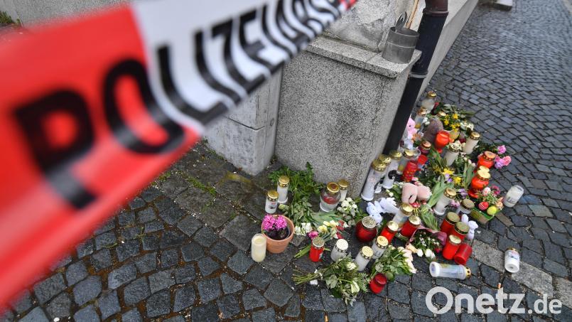 Viele Bürger legen in der Nähe des Kinder- und Jugendhilfezentrums Blumen nieder und entzünden Kerzen. Bild: Florian Miedl/fph