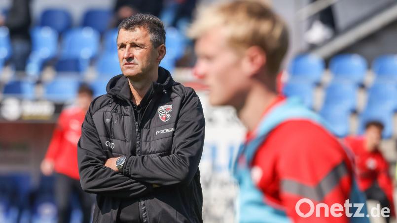 Michael Köllner am verganenen Sonntag vor dem Spiel der Ingolstädter beim SV Meppen. Am Samstag feiert der Oberpfälzer Trainer sein Debüt im Audi-Sportpark. Bild: Stefan Bösl