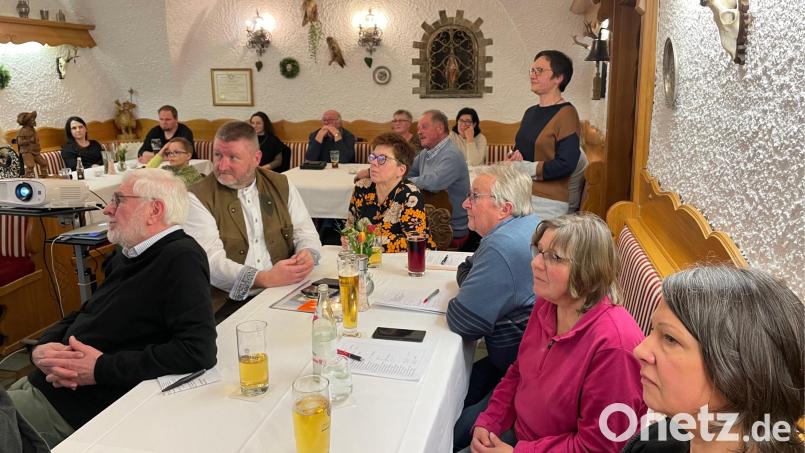 Interessiert verfolgten die anwesenden Mitglieder den Vortrag von Kreisfachberaterin Manuela Pappenberger (stehend). Bild: Kleingartenverein Waldsassen/exb
