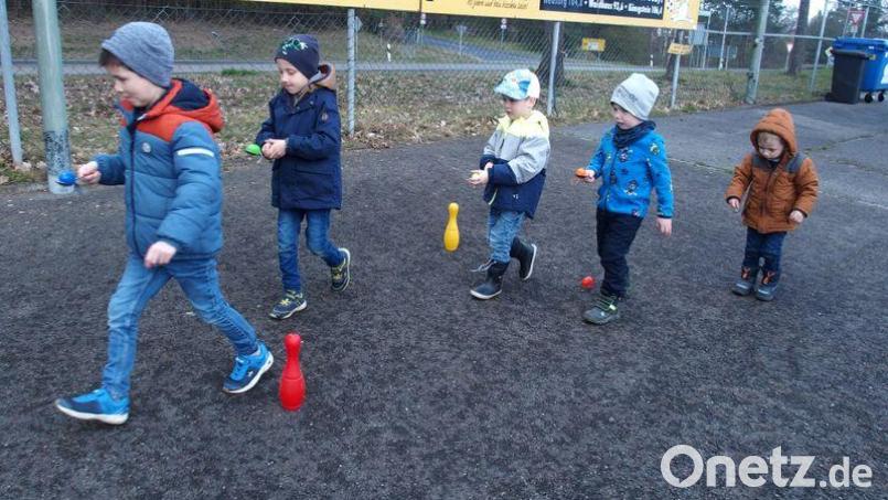 Die Kinder sind mit Eifern bei der Ostereiersuche bei der Sache. Bild: SV Etzenricht/exb