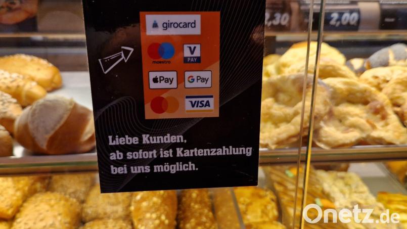 Das Bezahlen auch kleinerer Beträge setzt sich immer mehr durch. Auch beim Bäcker (Foto) ist das hier und dort schon möglich. Bild: Dobler