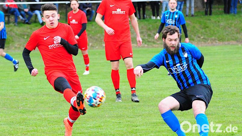 Am Donnerstag gewann der ASV Waldsassen (rechts Nico Sticht) das Nachholspiel gegen die Sportfreunde Kondrau (rechts Johannes Brunner) mit 3:0. Am Samstag sind beide Teams schon wieder im Einsatz, der ASV zu Hause gegen den SV Mitterteich II, die Kondrauer in Thiersheim. Archivbild: Thomas Schrems