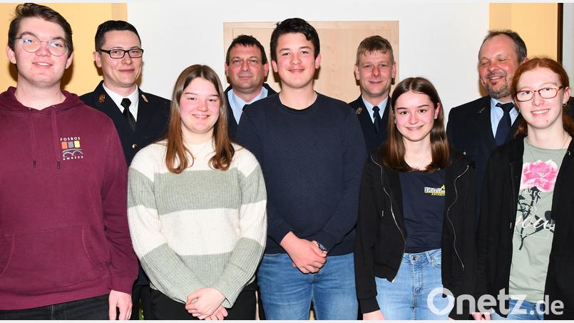 Sie haben den Wissenstest mit Bravour bestanden (vorne von links): Thorsten Wallner, Alicia Walz, Paul Drexler, Lilly Walz, Franziska Grädler. Es gratulierten (hinten von links) KBI Armin Daubenmerkl, Kommandant Norbert Hiller, Vorsitzender Robert Heldmann und Dritter Bürgermeister Christian Drexler. Bild: sche