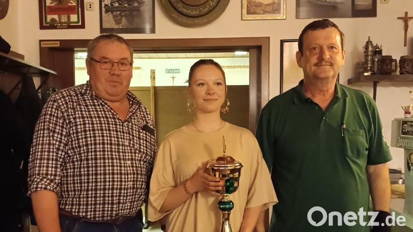 Jugendwart Richard Meisinger (links) überreichte Ronja Jahnke den von ihm gestifteten Wanderpokal. Schützenmeister Helmut Werner (rechts) gratulierte. Bild: Schützenverein Reichenstein/exb