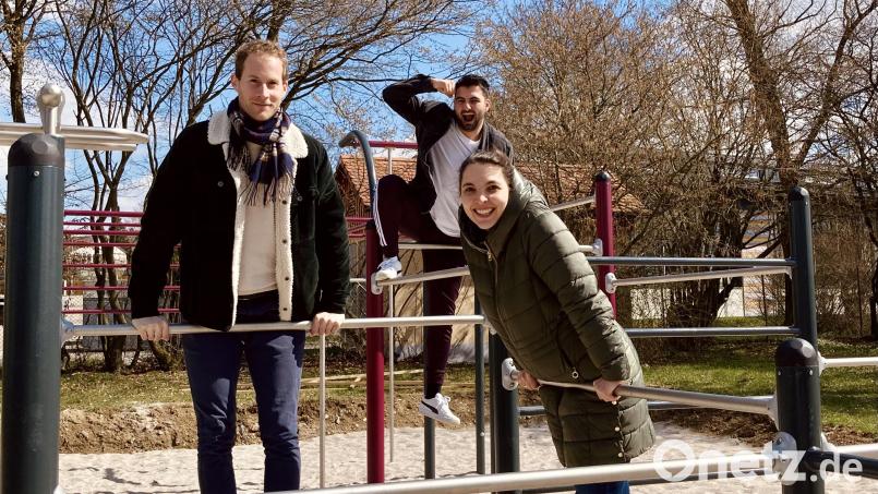 Die neue Calisthenics-Anlage im Sportzentrum wurde von den Jugendbeauftragten Hannes Gilch (links) und Anna Balk (rechts) mit Initiator Vahan Armenakian (Mitte) inspiziert und für sehr gut gelungen befunden. Bild: exb/Antonia Schuster