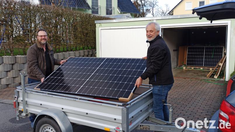Alexander Keil (links) und Norbert Mitlmeier vom SPD-Ortsverein Ursensollen helfen beim Verladen der PV-Module. Bild: Dr. Stephan Buntenbach/exb